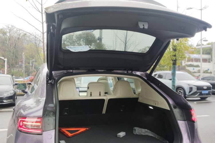 Used Hima Luxeed R7 2024 All-Electric 667 km Max Trunk