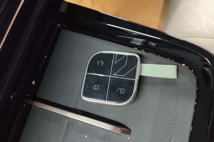 Used Lynk & Co 08 EM-P 2023 220km All-Wheel-Drive Performance Halo Vehicle Key