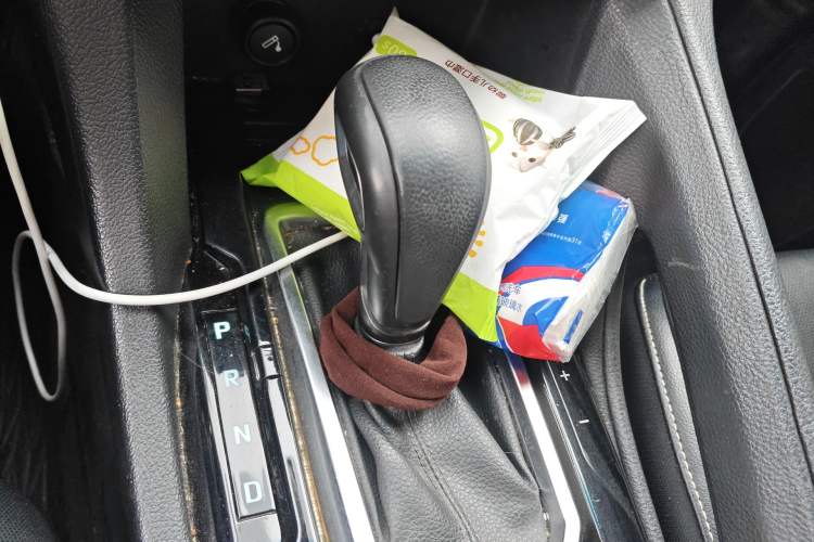 Used JMC Yusheng S350 2016 2.4T Automatic 4x4 Diesel Luxury 5-Seater Gear Lever