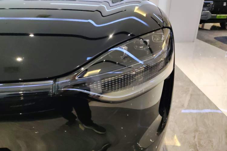 Used Hima AITO M9 2025 Extended-Range Ultra Version 52 kWh 6-Seater Left Front Headlight