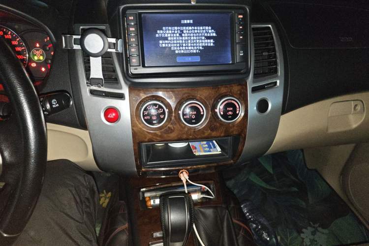 Used Mitsubishi Pajero Sport 2013 3.0L Automatic 4x4 Flagship Edition Audio And AC Panel