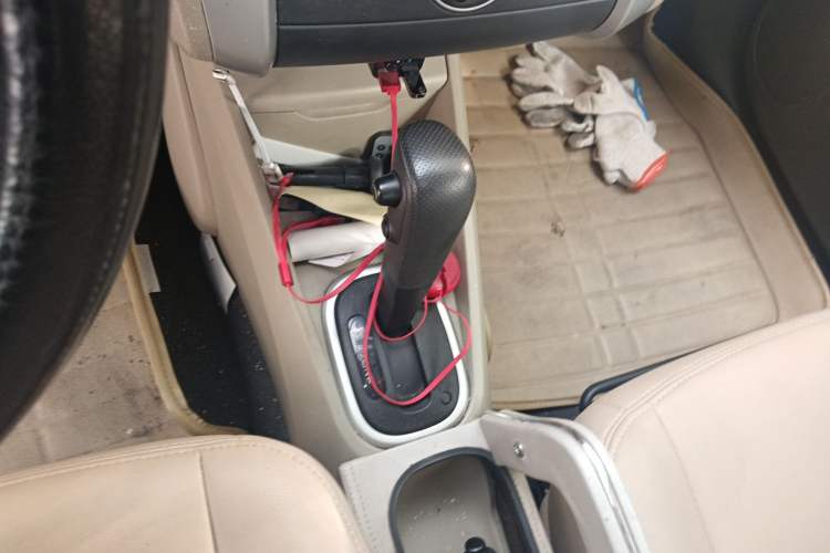 Used Venucia R50 2013 1.6L Automatic Fashion Edition Gear Lever