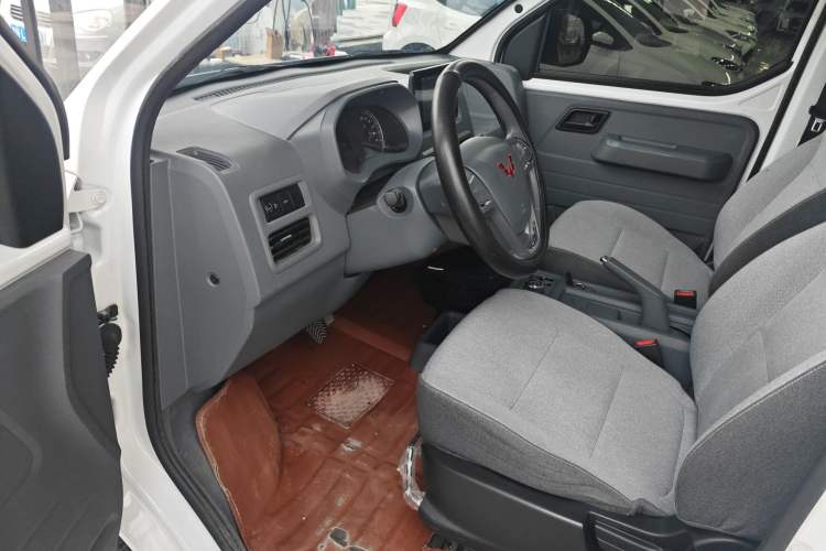 Used Wuling Yangguang 2024 300km Comfort Version with Sealed Windows 60kW Driver Seat