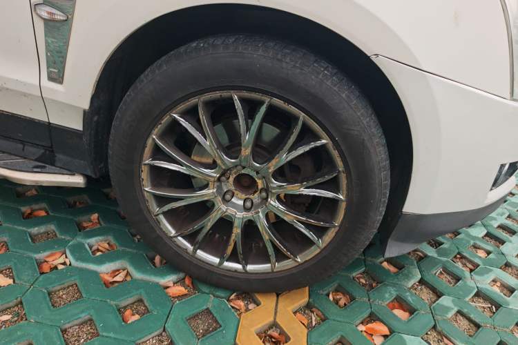 Used Cadillac SRX 2012 3.0L Elite Edition Right Front Wheel Hub