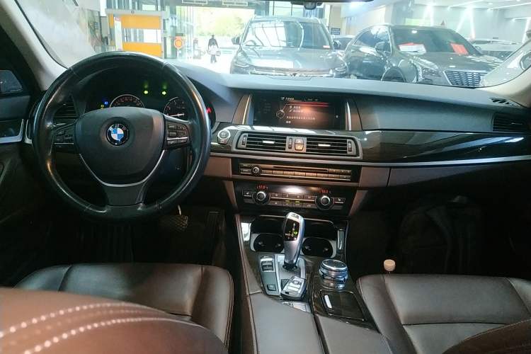 Used BMW 5 Series 2017 525Li Luxury Design Package Center Console
