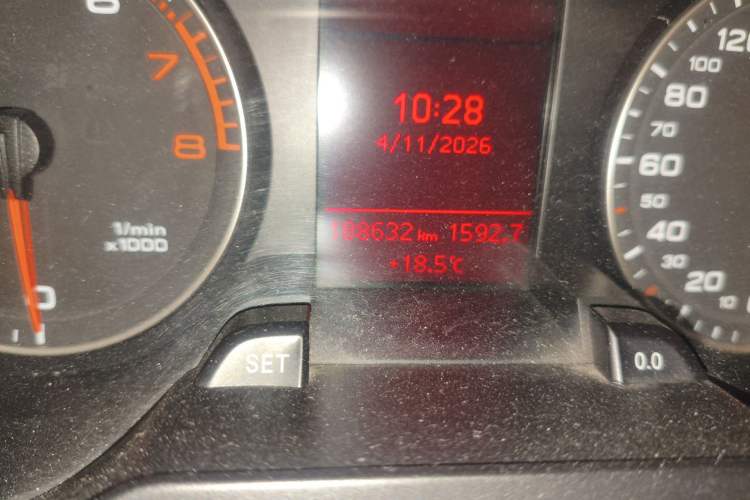 Used Audi A4L 2012 2.0 TFSI automatic Comfort trim level Odometer Close Up