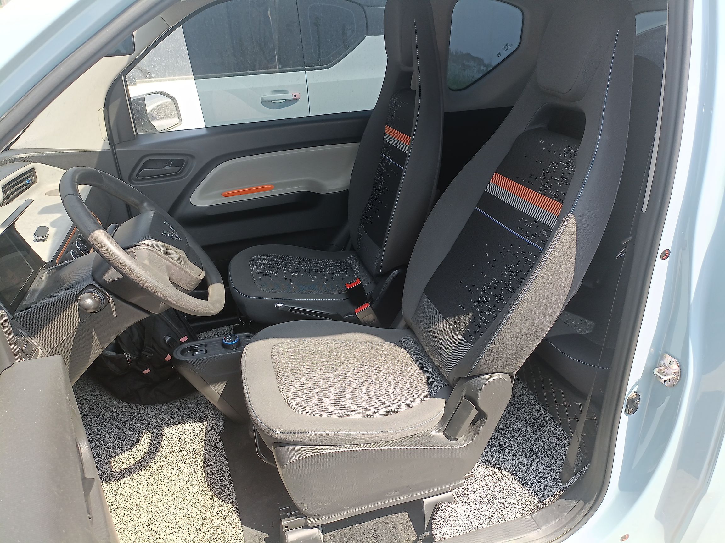 Переднее сиденье в автомобиле