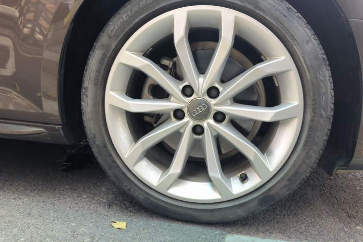 Used Audi A4L 2018 30th Anniversary Edition 40 TFSI Fashion Model Right Front Wheel Hub