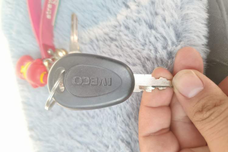 Used Iveco Daily 2023 2.5T A37M1 Long Wheelbase Mid-Roof Dual-Tire Side-Sliding Doors 5-9 Seats
