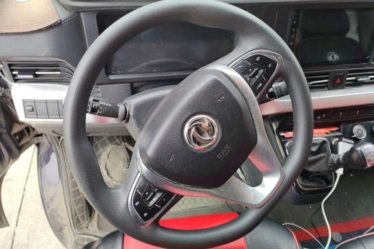 Used Dongfeng Yufeng 2023 V9+ 2.0T Manual Front-Drive Multi-Function Short-Chassis Mid-Height 5/6-Seater Steering Wheel