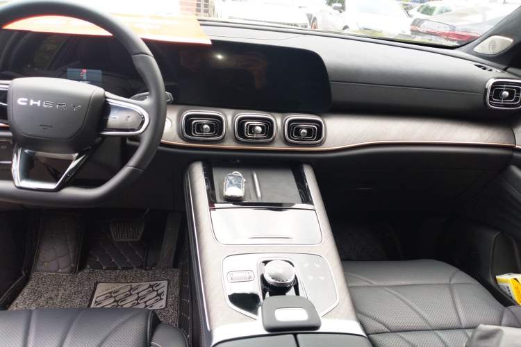 Used Chery Tiggo 9 2025 2.0T Dual-Clutch Two-Wheel Drive Luxury Edition 5 Seats Audio And AC Panel