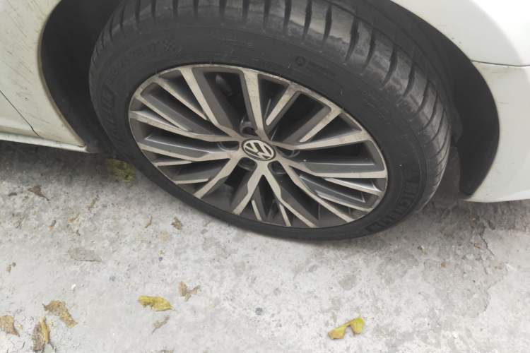 Used Volkswagen FAW-Volkswagen CC 2015 1.8TSI Luxury Model Right Front Wheel Hub