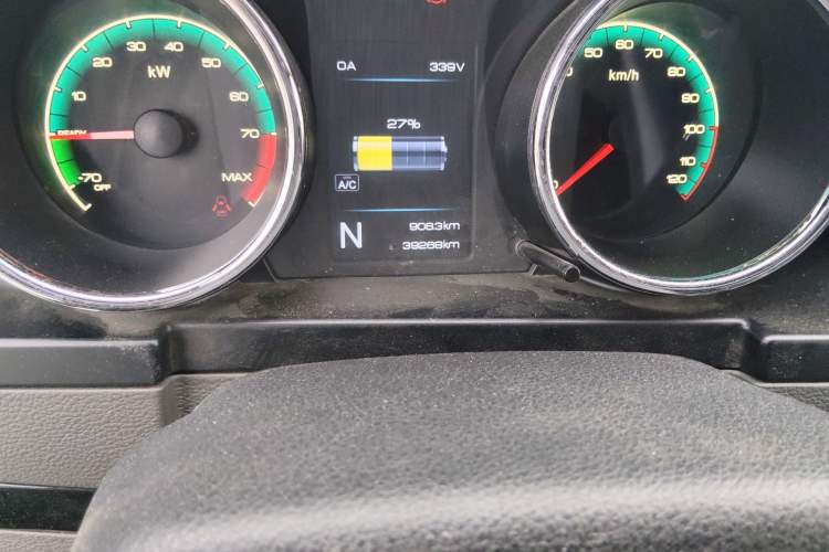 Used Dongfeng Yufeng EM26 2023 High-End Model 41.86 kWh CATL Odometer Close Up