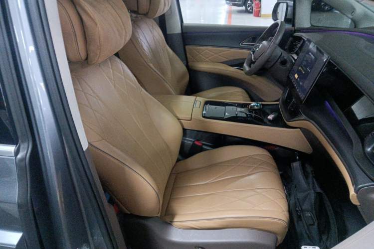 Used Denza D9 2022 DM-i 970 Four-Wheel Drive Flagship Model
