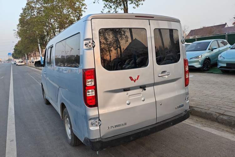 Used Wuling Yangguang 2024 300KM Comfort Version Passenger Van 75kW

