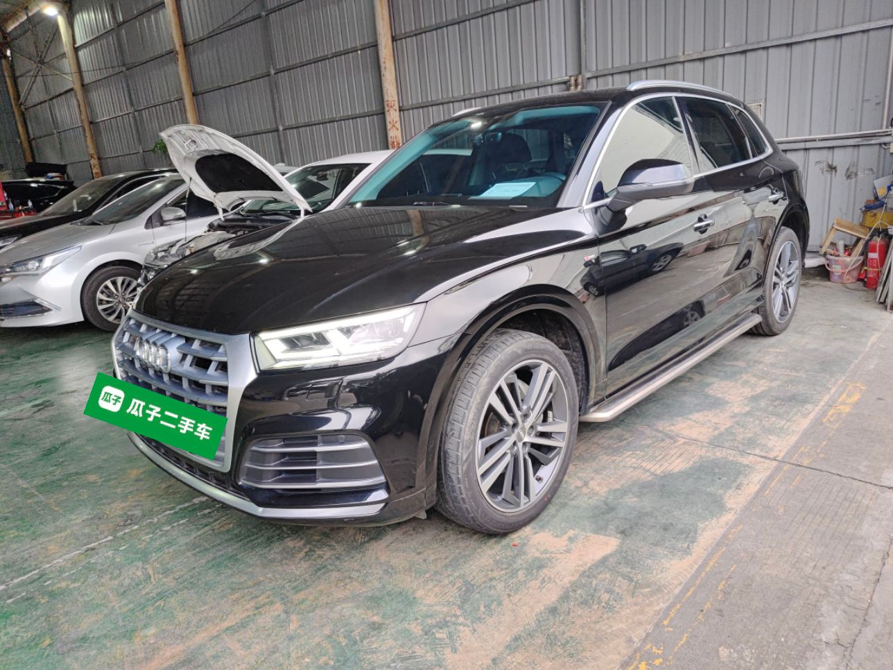 تحت مقدمة السيارة