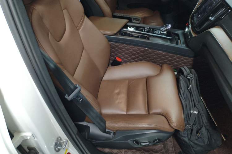 Used Volvo XC60 New Energy 2024 T8 Plug-in Hybrid Long-Range All-Wheel Drive Smart Luxury Edition Right Front Seat