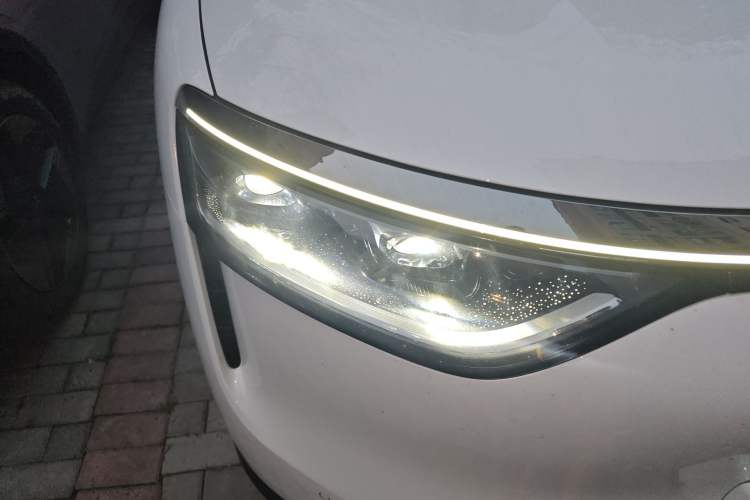 Used Hima AITO M8 2025 Extended-Range Max+ Version 53.4 kWh 6-Seater Edition Right Front Headlight
