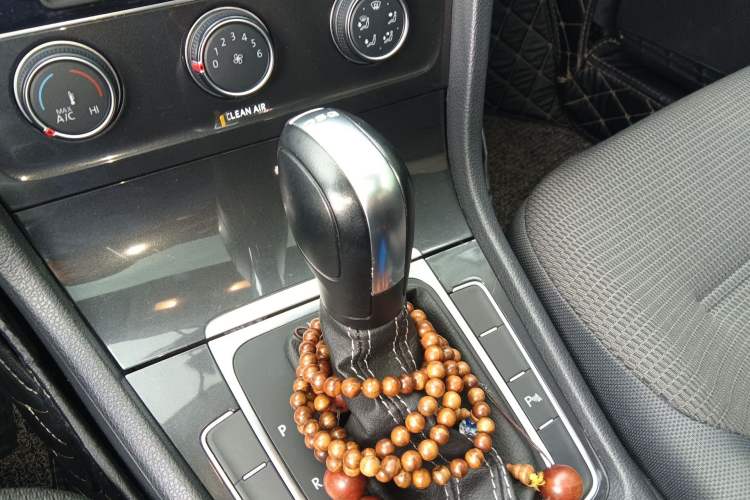 Used Volkswagen Golf 2017 230TSI Automatic Comfort Edition – Celebrating Milestone of One Million Units Gear Lever