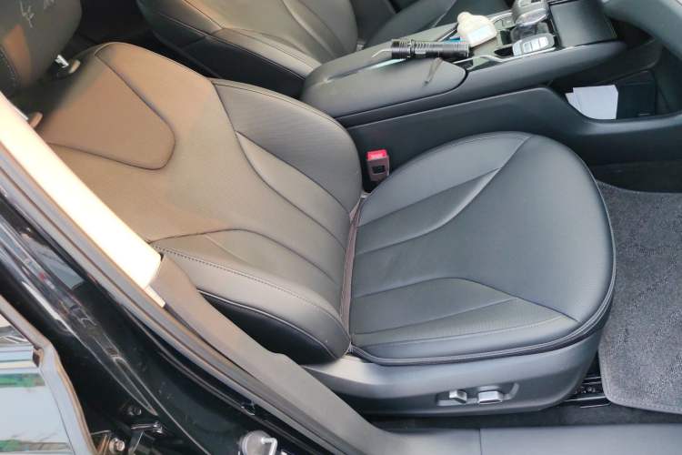 Used Hongqi E-QM5 2023 Base Travel Edition
