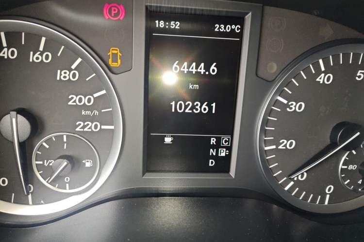 Used Mercedes-Benz Vito 2018 2.0T Business Version China VI Emission Standard Odometer Close Up