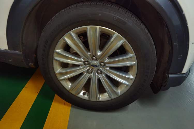 Used Ford Explorer 2020 EcoBoost 285 4x4 Titanium Edition 7-Seater Right Front Wheel Hub