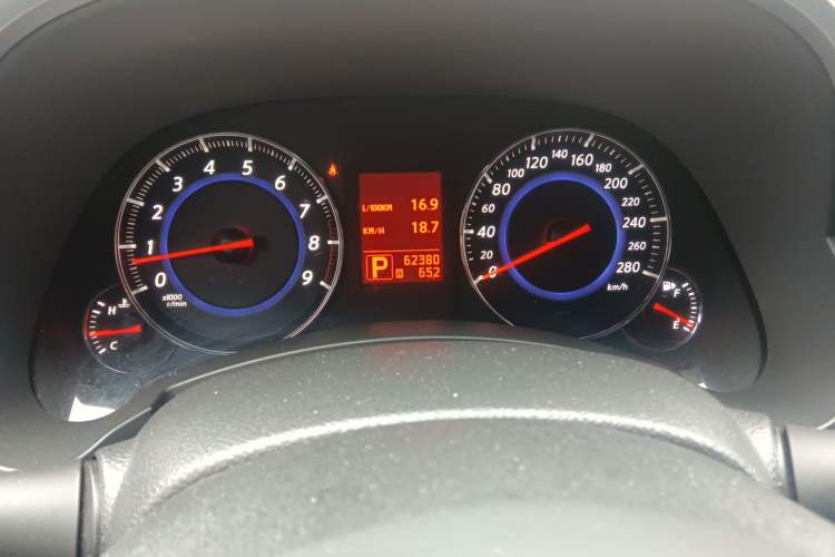 Used Infiniti FX 2011 FX35 Standard Edition Odometer Close Up