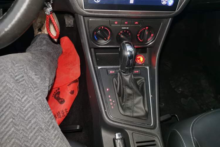 Used Volkswagen Gran Lavida 2015 1.6L Automatic Comfort Edition Gear Lever