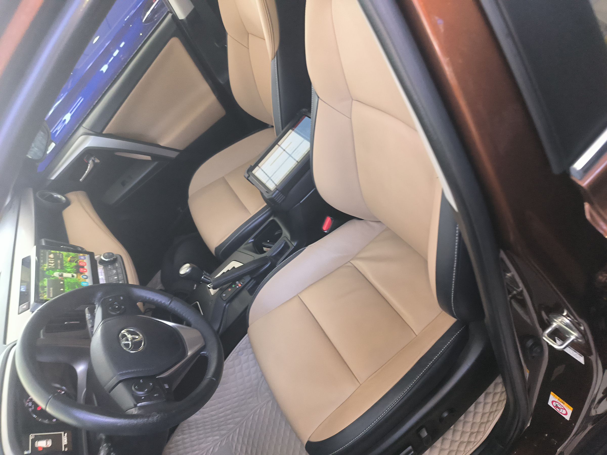 Переднее сиденье в автомобиле