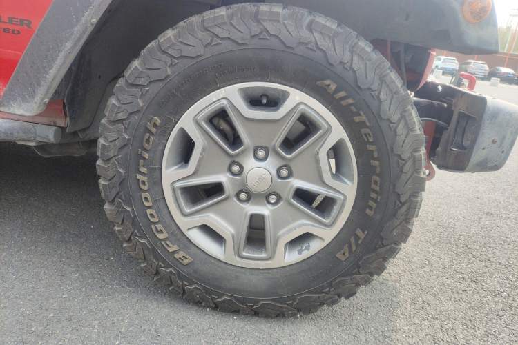 Used Jeep Wrangler 2017 3.6L Rubicon Four-Door Comfort Edition Right Front Wheel Hub