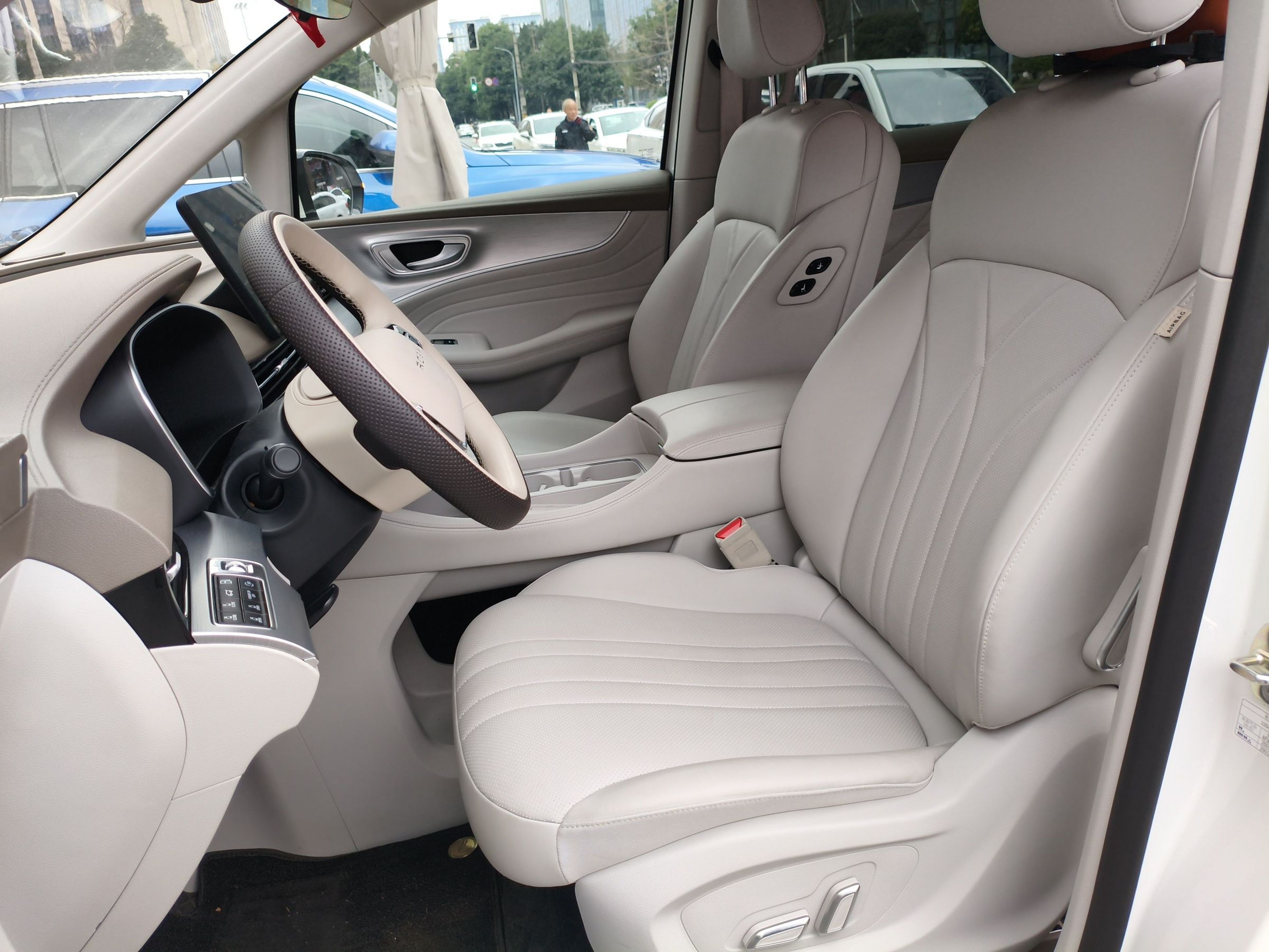 Переднее сиденье в автомобиле