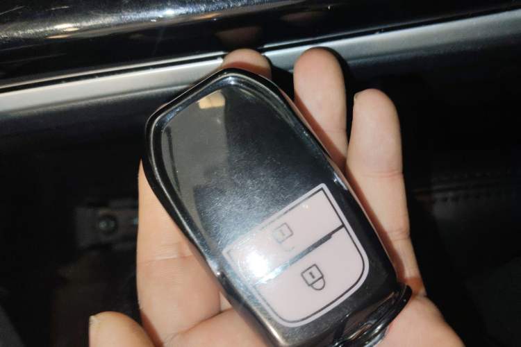 Used Toyota Highlander 2024 2.5L Smart Electric Hybrid Dual-Motor Two-Wheel-Drive Elite Edition 5 Seats Vehicle Key