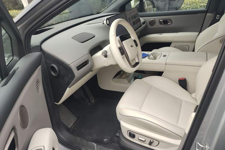 Used Li Auto i6 2025 Model Four-Wheel-Drive Standard Type
