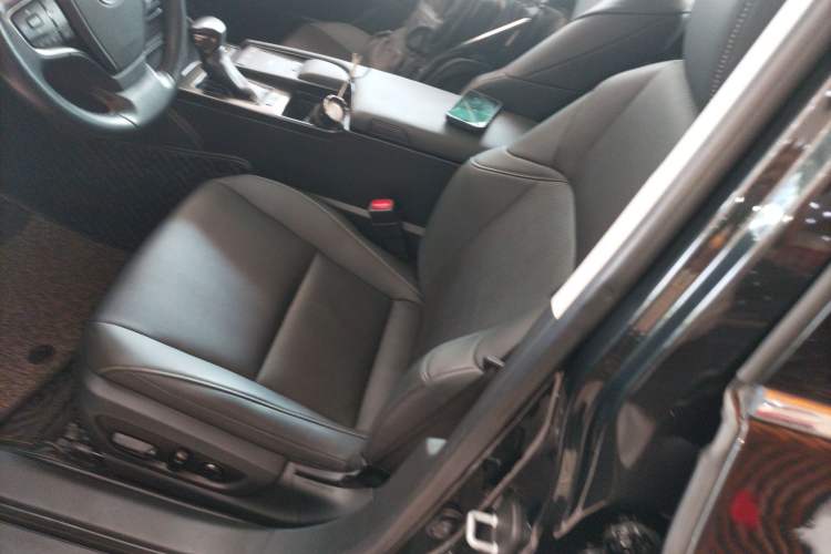 Used Lexus ES 2020 300h Premier Edition
