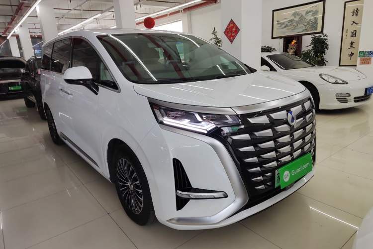 Used Denza D9 2022 DM-i 1040 Prestige Model Front Right 45 Deg