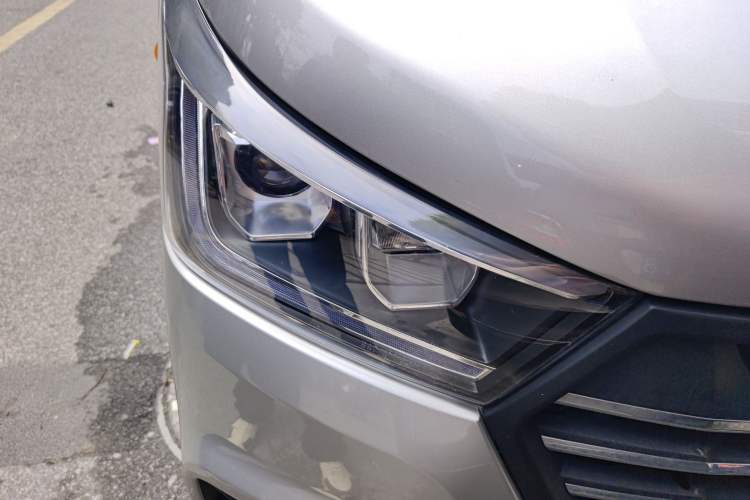 Used Foton Scenic G5 2022 2.0L Gasoline Commercial Version Open-Window 5/6-Seater 1TZS Right Front Headlight