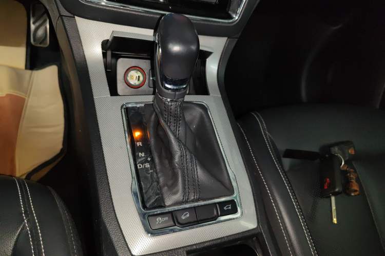 Used Roewe RX5 2018 20T Two-Wheel Drive Automatic Internet Smart Luxury Edition Gear Lever