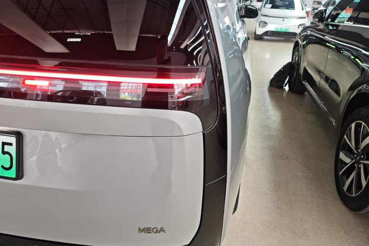 Used Li Auto MEGA 2024 Ultra Model
