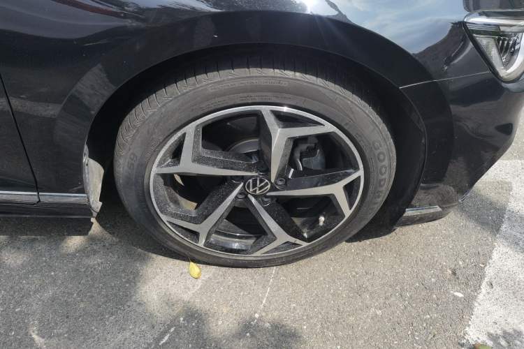 Used Volkswagen Magotan 2023 2 Million Units Commemorative Edition 330TSI DSG Luxury Version Right Front Wheel Hub