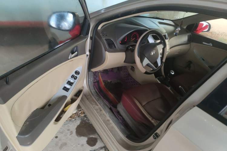 Used Hyundai Verna (older generation) 2010 Sedan 1.4L Manual Comfort GS Driver Seat