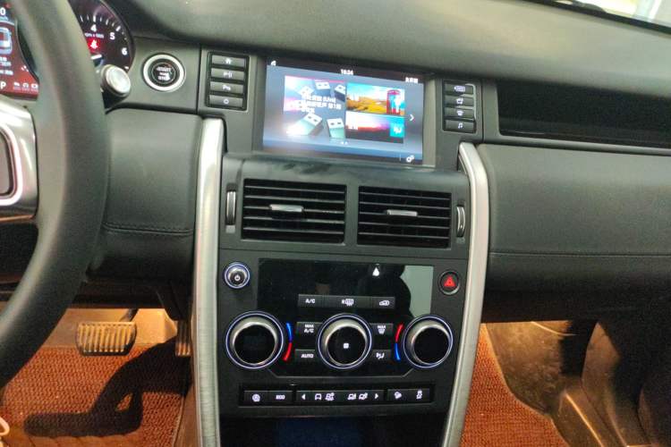 Used Land Rover Discovery Sport 2018 240 PS SE Version Audio And AC Panel