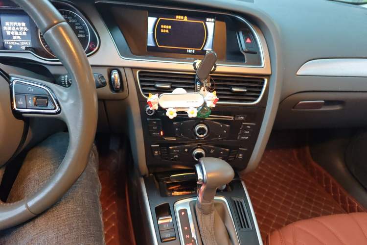 Used Audi A4L 2013 35 TFSI Automatic Standard Model Audio And AC Panel