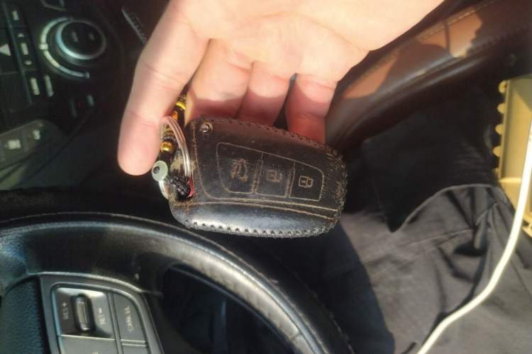 Used Hyundai Santa Fe 2013 Revised Version 2.4L Automatic All-Wheel Drive Luxury Trim Vehicle Key