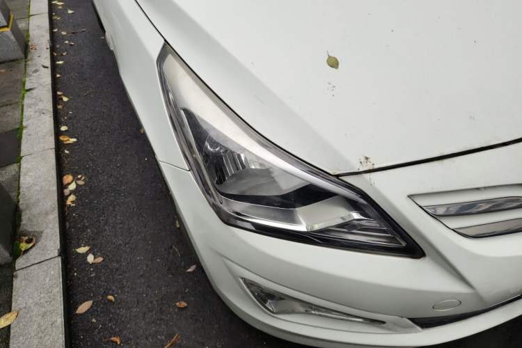 Used Hyundai Verna Ray 2014 1.4L Automatic GLX Right Front Headlight