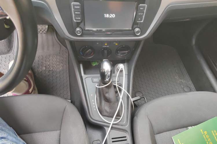 Used Volkswagen Gran Lavida 2015 1.6L Automatic Fashion Edition Gear Lever