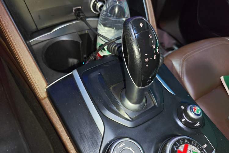 Used Alfa Romeo Stelvio 2017 2.0T 280HP Luxury Edition Gear Lever