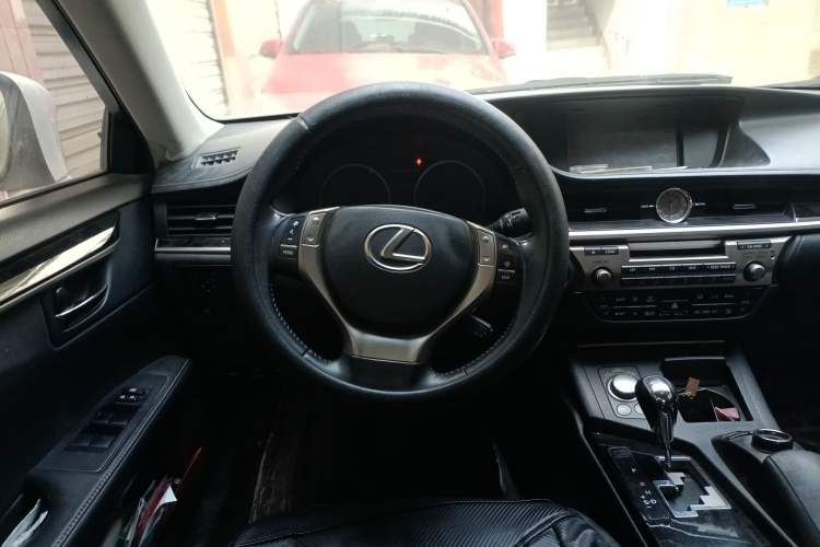 Used Lexus ES 2013 300h Elite Edition