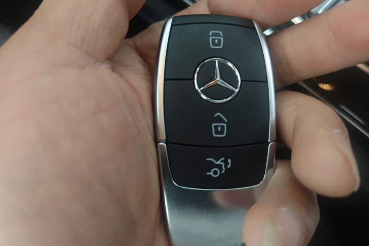 Used Mercedes-Benz GLC 2018 Facelift GLC 260 4MATIC Luxury Edition
