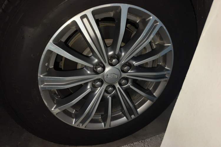 Used Cadillac XT5 2018 25T Luxury Model Right Front Wheel Hub
