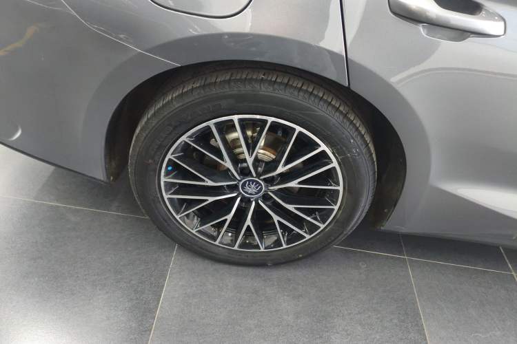 Used BYD Qin L 2024 DM-i 120KM Excellence Model Right Rear Wheel Hub